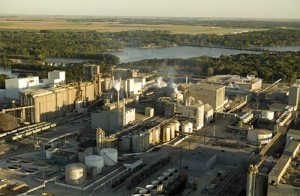 Archer Daniels Midland’s Agricultural Processing and Biofuels Plant, in Decatur, IL. A new study finds emissions of some ozone-forming compounds downwind of the plant are many times higher than government estimates, suggesting that ethanol fuel refineries could be releasing much larger amounts of these chemicals than currently thought.  Credit: U.S. Department of Energy 