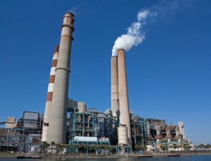 A new study finds that the heat generated by burning a fossil fuel at a power plant, like this coal plant in Florida, is surpassed within a few months by the warming caused by the release of its carbon dioxide into the atmosphere.  Credit: Wknight94/Wikimedia Commons
